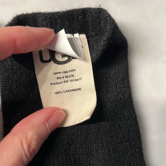 UGG 100% cashmere hat glove set. Black. EUC - Picture 6 of 7